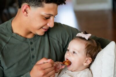 🏈🍼 ALERT: Patrick Mahomes vs. 3 Tiny Terrors – Solo Dad Edition! MVP slays defenses but gets sacked by sippy-cup spills, oatmeal eruptions, and a baby burp bomb to the beard? 😂