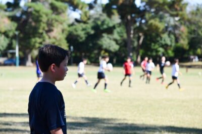 Too Small for High School Glory, He Borrowed Shoes to Chase NFL Dreams – Now He Builds Free Academies for Kids Like Him 💔🏈