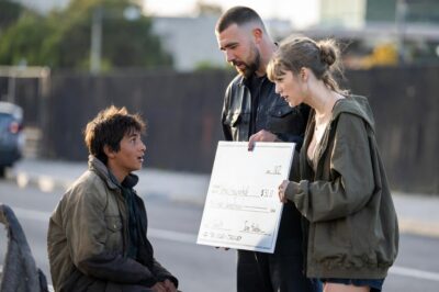 Taylor Swift and Travis Kelce’s Heartwarming Roadside Encounter: A Simple Check That Transformed a Young Boy’s Life Forever ❤️