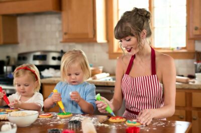 Taylor Swift’s Adorable Aunt Mode: Baking Holiday Cookies with Travis Kelce’s Nieces – And Wyatt’s Heart-Melting Compliment Will Make You Swoon! 🎄🦄🍪