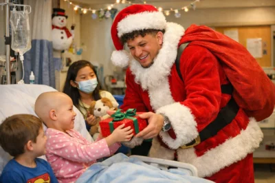 Patrick Mahomes Turns Santa in Hospital Amid Injury Recovery – Then Spots the Boy He Saved Three Years Ago in Emotional Reunion