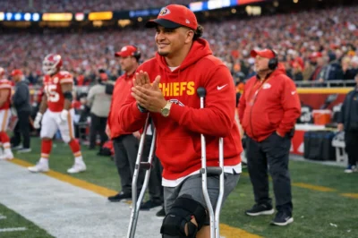 Heartwarming Sight: Injured Patrick Mahomes on Crutches, Escorted by Wife Brittany and Daughter to Cheer on Chiefs Teammates