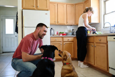 Imagine coming home to THIS: Travis Kelce turning into the ultimate dog dad 🐶❤️, while Taylor Swift works her magic in the kitchen 🍳✨… fluffy pups, yummy homemade treats, and all the cozy vibes!