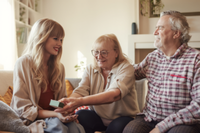 Taylor Swift Shares a Heartwarming Kitchen Moment with Travis Kelce’s Mom – And Receives a Truly Priceless Gift