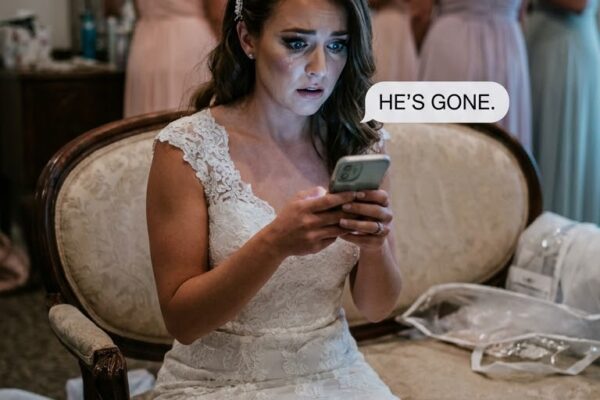 Five Minutes Before She Walked Down the Aisle, the Bride Received a Me...